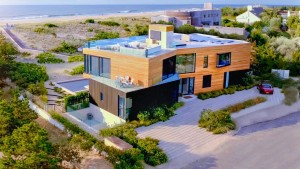 Phim Chốn xa hoa bên bờ biển - Million Dollar Beach House (2020) Phim Chốn xa hoa bên bờ biển - Million Dollar Beach House (2020)